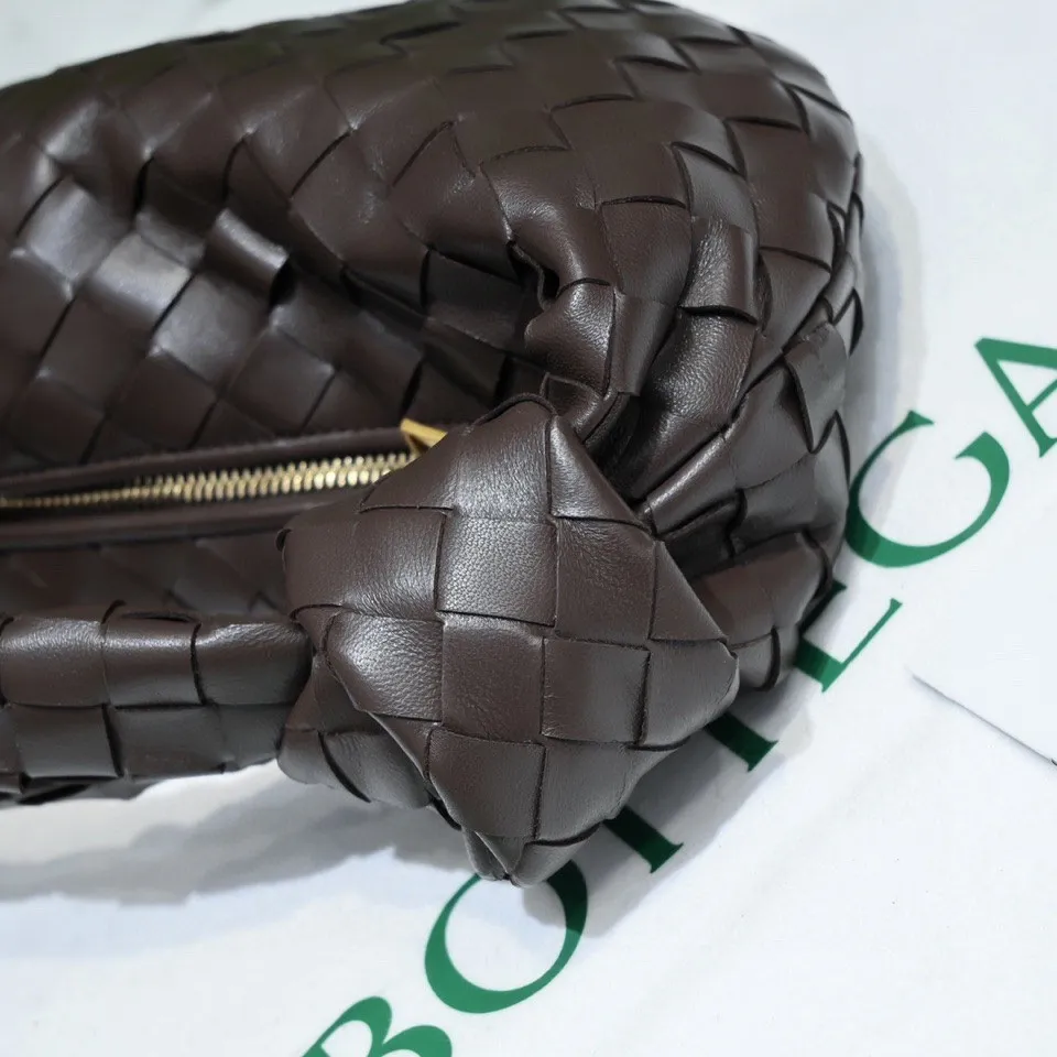 Batch 1120 BV Bottega Veneta's new early spring women's MINI JODIE handbag BV bag 🔥The new method is based on the original rounded corners, knotted with classic woven leather round hobo bag, The most iconic triangular pull-out design, using sheepskin draped soft shape, is super suitable for concave shapes~ Jodie feels really gentle to people, and is definitely the best item for daily matching. It has the same weave, new elements and twists, is compact and versatile, and is the new favorite of street style Internet celebrities! Dimensions: 23x28x8 Model: 6699-1